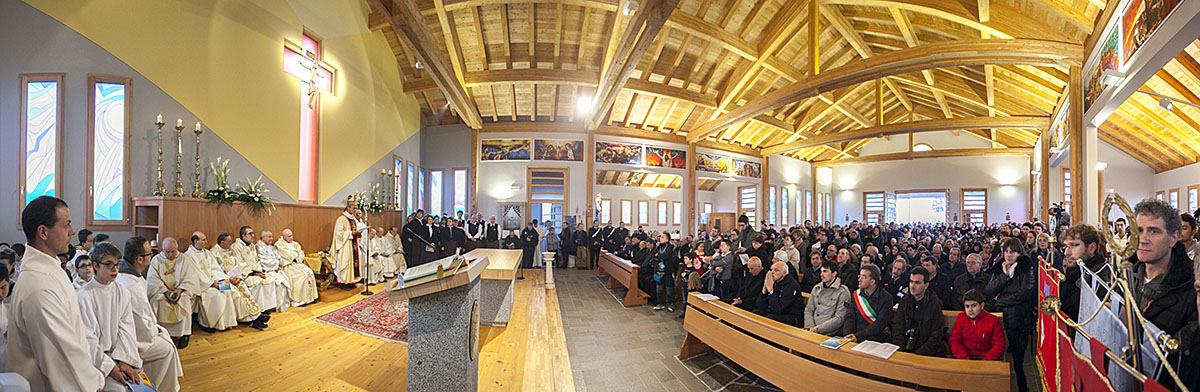 La chiesa nuova di Concordia sulla Secchia durante una celebrazione